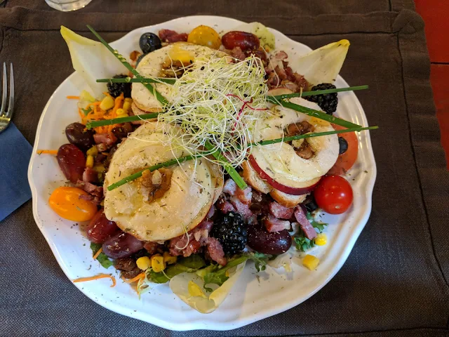 What to eat in Mons Belgium: Salad at Boule de Bleu