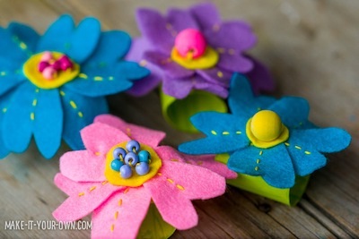 Cincin serbet bentuk bunga dari kain felt Cincin serbet bentuk bunga dari kain felt