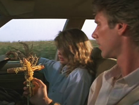 Vicky Baxter (Linda Hamilton) y Burt Stanson (Peter Horton) en Los chicos del maíz - Cine de Escritor Vicky Baxter (Linda Hamilton) y Burt Stanson (Peter Horton) en Los chicos del maíz - Cine de Escritor