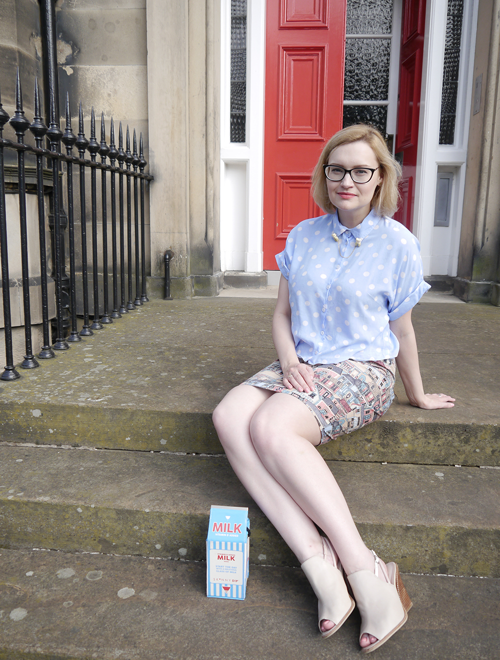 Traditional Edinburgh building with Scottish blogger Wardrobe Conversations Scottish blogger, edinburgh georgian house, victorian building edinburgh, Scotland summer style, Edinburgh blogger, Scottish street style, quirky street style, dressing to a theme, food inspired outfit, pale girl style,