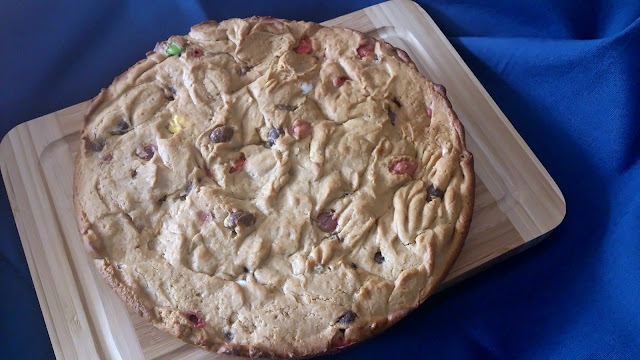 Mega Cookie De Crema De Cacahuete Con Conguitos Y Lacasitos
