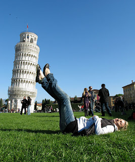 girl hitting the pisa tower brilliant photography 