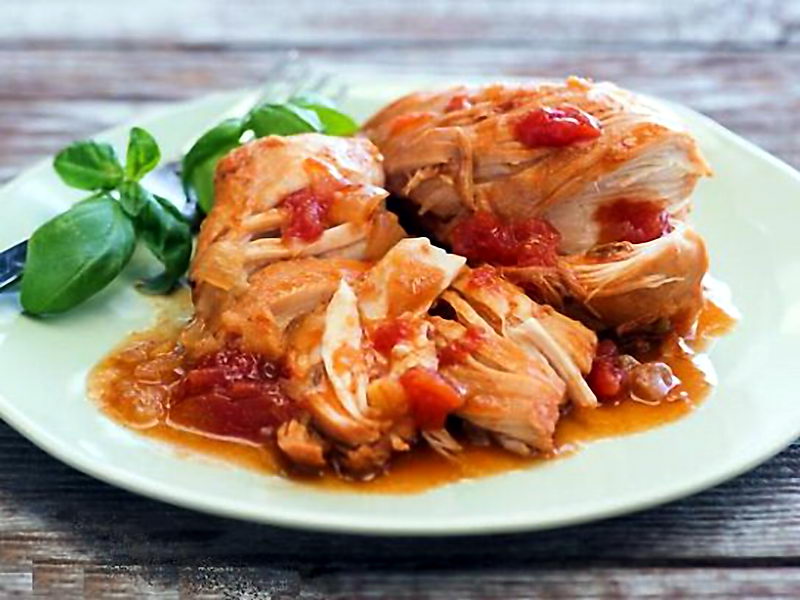 Курица с луком и томатной пастой. Курица в томатном соусе. Курица тушеная в томатном соусе. Птица тушеная в соусе. Куриное филе в томатном соусе.