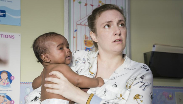 Hannah Horvath sostiene a su bebé en un fotograma de Girls