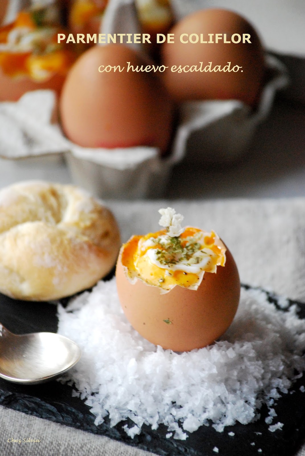 Cáscara de huevo rellena de parmentier de patata y huevo cocido.