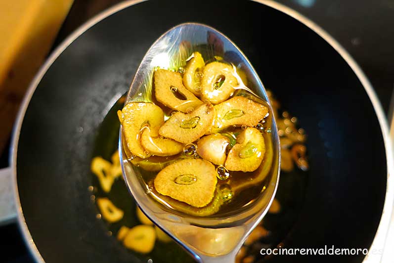 Detalle de los ajos tostados