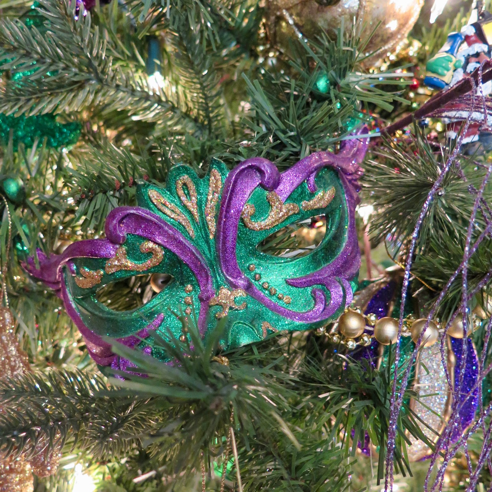 Life By The Pool. . .it's just BETTER!: Mardi Gras Christmas Tree