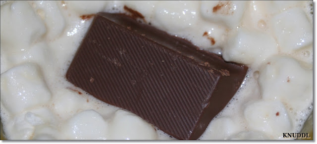 Wenn sie anfangen breiich zu werden einfach d ie ersten 50g Schoki dazu ...