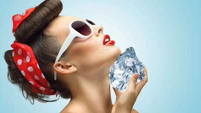  mengompres wajah dengan es kerikil sanggup membantu mengecilkan pori Apakah Mengompres Dengan Es Batu Bisa Bikin Wajah Bersinar?
