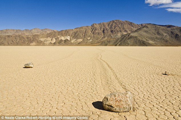  Permukaan tanah yg kering telah retak Benarkah Misteri Batu Bergerak Death Valley Terkuak?