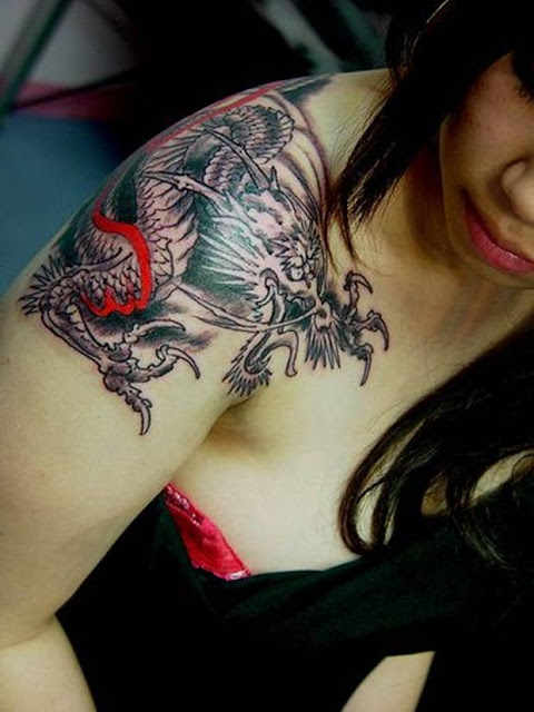 Una mujer con un tatuaje de gran dragon