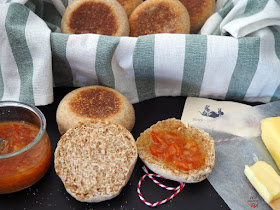 Muffins ingleses, suaves y esponjosos panecillos, perfectos para cualquier desayuno inglés: con mermeladas, cremas de queso, huevos benedict, ...