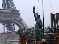 Fond d'écran #4 de JANVIER 2014, avec et sans le calendrier du mois - Péniche sur la Seine (Paris, photo fév. 2013)