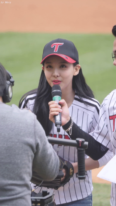 시구하는 트와이스 나연