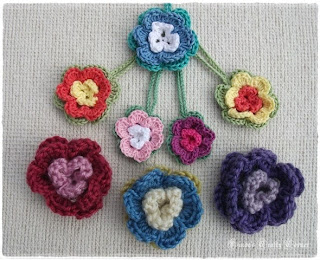crochet-flowers-easy-embellishment-bag charm-pattern link-pretty