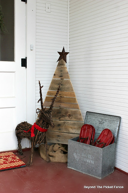porch decor, Christmas, reindeer, pallet tree, http://bec4-beyondthepicketfence.blogspot.com/2015/12/home-for-christmas-home-tour-blog-hop.html