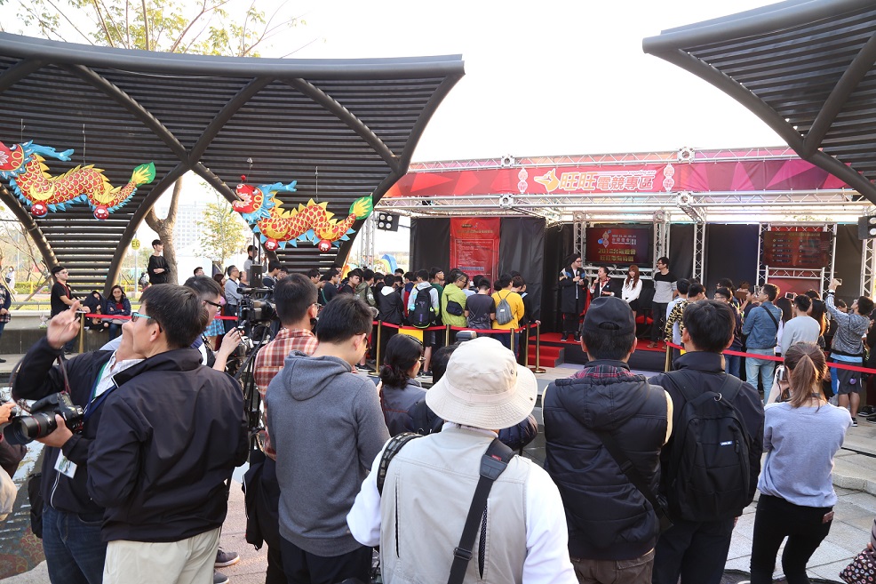 嘉義縣長張花冠(左)與知名電競退役選手丁特(右)同台競技。