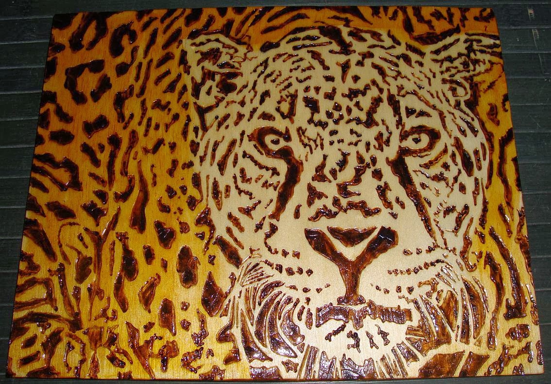 leopardo ou onça em pirogravura (madeira queimada)