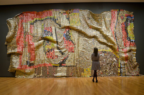 02-El-Anatsui-Bottle-Tops-Tapestry