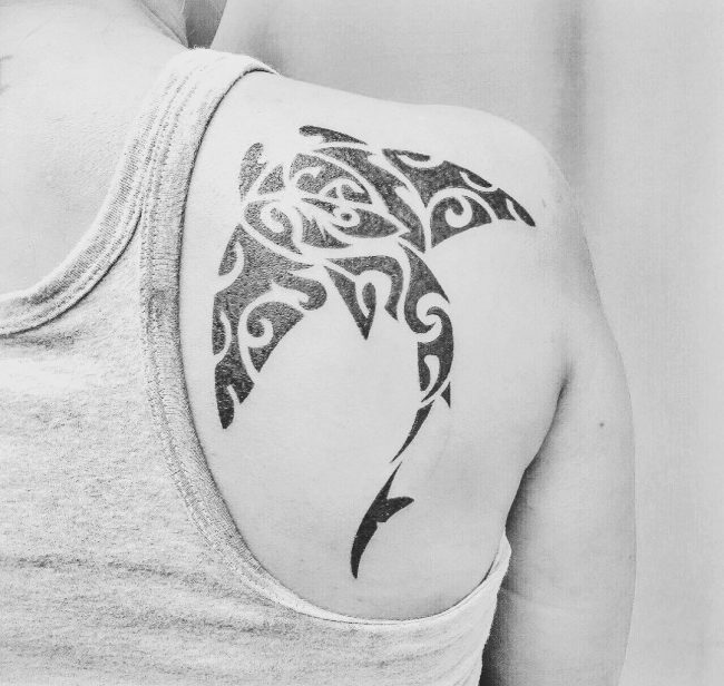 tatuaje de mantarraya tribal polinesio en el hombro