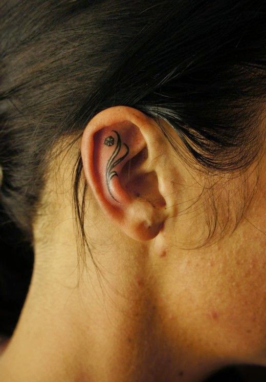 chica nos enseña su tatuaje detras de la oreja