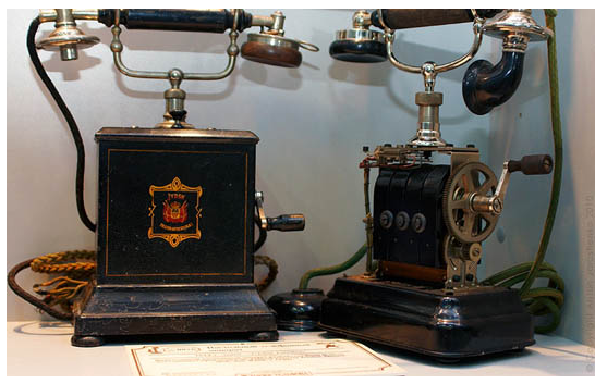 Первый телефон екатеринбург. Телефон 1900 года. История телефона. Телефон 1900 года в России. Первый телефонный аппарат 19 век.