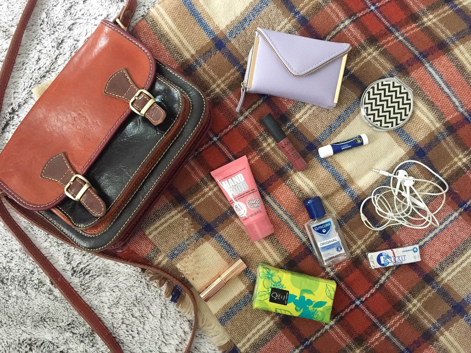 What's in my bag Autumn/winter edition Della Loves Nutella ♥