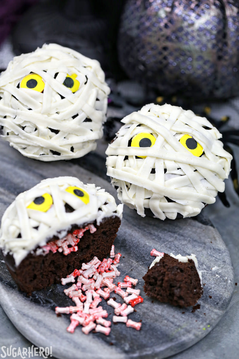 Mummy Halloween Cupcakes | Halloween and desserts go hand-in-hand. So dress your desserts up to this Halloween. Check out these 21+ Best Halloween Inspired cupcakes for spooky Halloween. | delicious halloween desserts | scary desserts halloween | halloween sweets desserts | fun halloween desserts | best halloween desserts #desserts #cupcakes #sweets