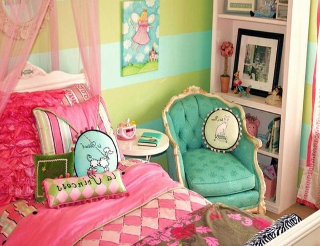 home design: Ideas for Girls Sharing a Small Bedroom