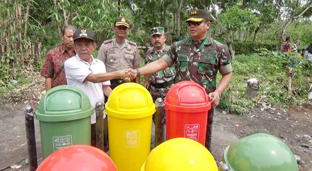 Satgas Citarum Resmikan Bak Sampah di Sumedang