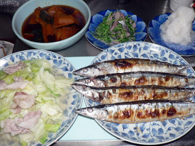 新サンマ塩焼き 刺身豆苗和え 豚キャベツ焼き カボチャ 夕食の献立 献立レシピ 飽きない献立 新サンマ塩焼き 刺身豆苗和え 豚キャベツ焼き カボチャ