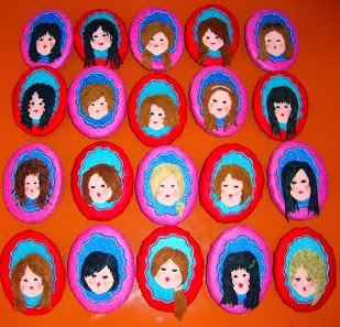 http://creacionesbatiburrillo.blogspot.com.es/2013/10/camafeos-personalizados.html