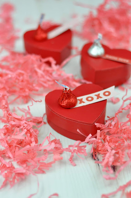 Candy Kisses Valentine Heart Boxes with Jen Gallacher from www.jengallacher.com #valentinesday #treatbox #heartbox #jengallacher Candy Kisses Valentine Heart Boxes with Jen Gallacher from www.jengallacher.com #valentinesday #treatbox #heartbox #jengallacher