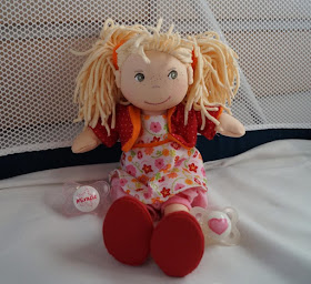 Puppen sind unglaublich wichtig für Kinder, als Freunde und Begleiter der Kindheit. Ich stelle Euch die wunderschön gestalteten und kuschelweichen Puppen Milla und Matze von HABA vor, die gerade bei uns eingezogen sind. Hier: Mädchenpuppe Milla mit blonden Zöpfen im Bett zur Einschlafbegleitung.