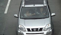 chino infiel tocandole las tetas a una mujer en un auto