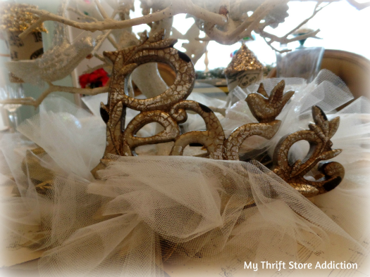 All That Glitters: Rustic Glam Birch Slices and Tablescape mythriftstoreaddiction.blogspot.com DIY snowy tulle garland