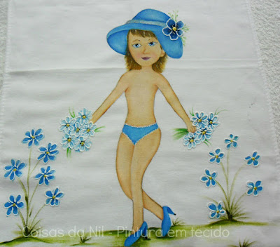 pintura em tecido boneca com chapeu e calcinha azul para colocar vestido de croche