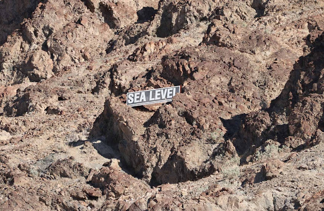 Hauska yksityiskohta Death Valleyn syvimmässä pisteessä