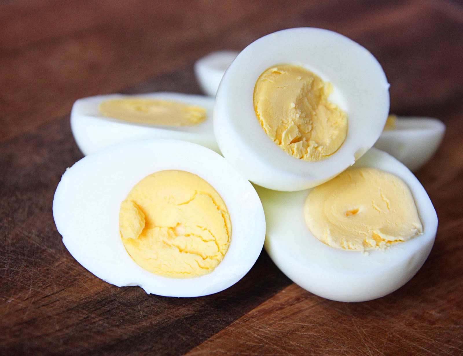 Отварной куриный белок. Вареные яйца. Вкрутую. Калорийность вареного яйца. Яйцо куриное вареное.