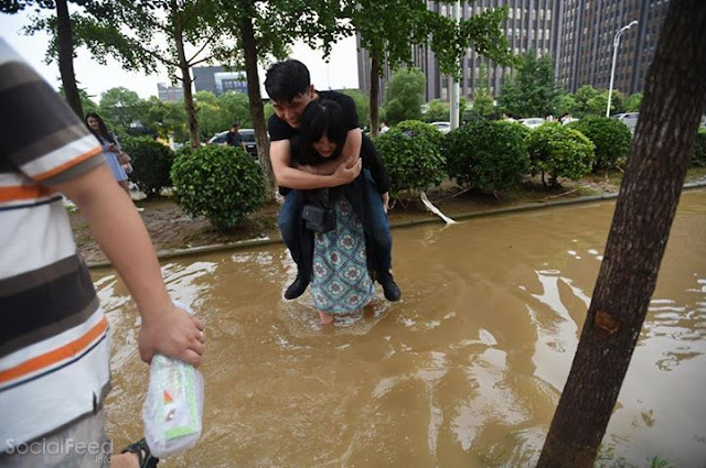 Cuma Demi Alasan yang Sama Sekali Nggak Gentle Cewek ini Rela Menggendong Pacarnya Menerjang Banjir Cuma Demi Alasan yang Sama Sekali Nggak Gentle Cewek ini Rela Menggendong Pacarnya Menerjang Banjir