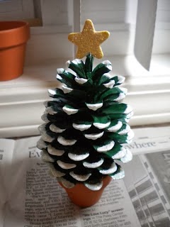 mini árvore de Natal, com pinhas