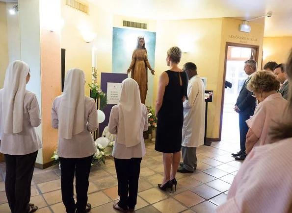 Princess Charlene placed white roses at the altar of the Princess Grace Hospital chapel in memory of the young victims of Manchester.