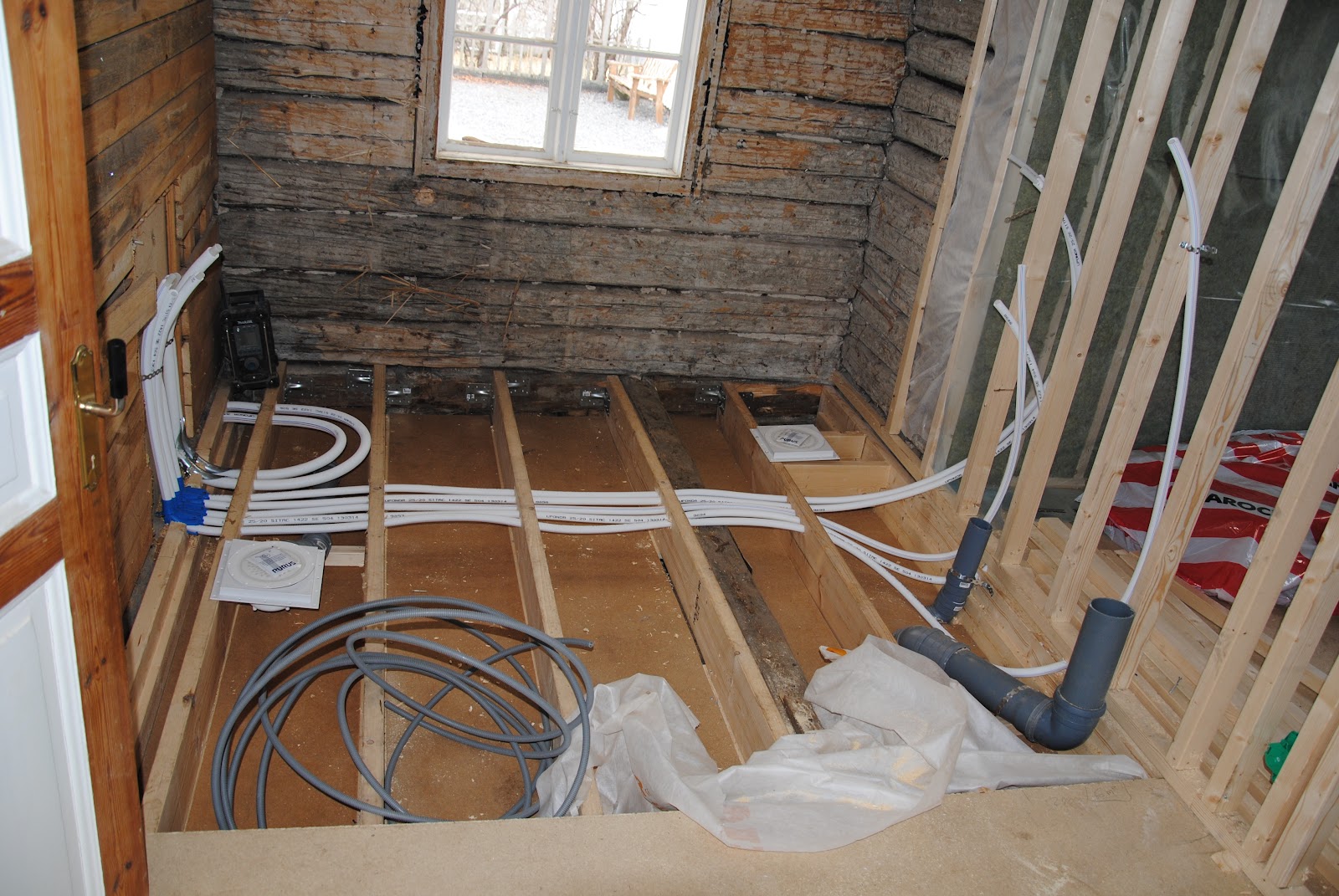 Pia och Stefan: Vatten draget i badrummet