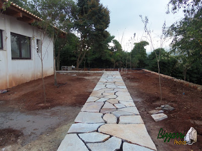 Execução do caminho com pedras no jardim com pedra Goiás tipo cacão assentado com juntas de 3 a 5 cm para colocação de grama.