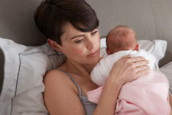 اكتئاب ما بعد الولادة وعلاجه