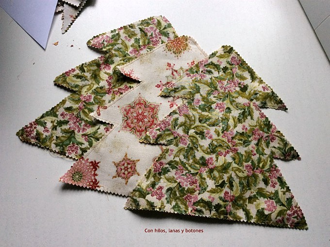 Con hilos, lanas y botones: DIY Árbol de navidad de tela