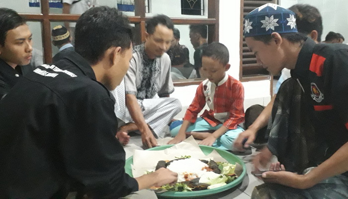 Mahasiswa dan Warga Muslim Bali Berbuka Puasa ala Tradisi Megibung