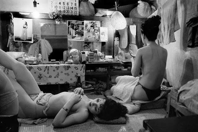 Foto Werner Bischof - Japão, Tóquio, 1951 -  Clube de Striptease