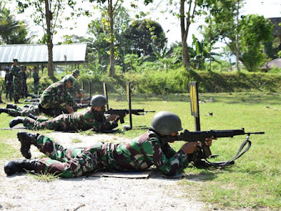 Prajurit Korem Binaiya Ikuti Latihan Menembak di Yonif Masariku Prajurit Korem Binaiya Ikuti Latihan Menembak di Yonif Masariku