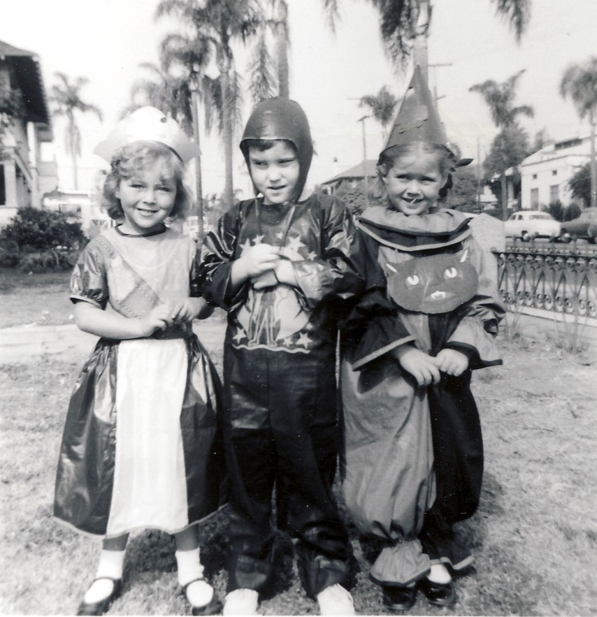 20 Fascinating Vintage Photographs of Children Celebrate Halloween in 20 Fascinating Vintage Photographs of Children Celebrate Halloween in